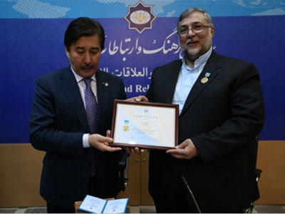 نشان طلاي دانشگاه فارابي قزاقستان به سازمان فرهنگ و ارتباطات اسلامي اهدا شد
