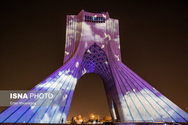 رقص قلم های هنرمندان ایرانی بر فراز برج آزادی