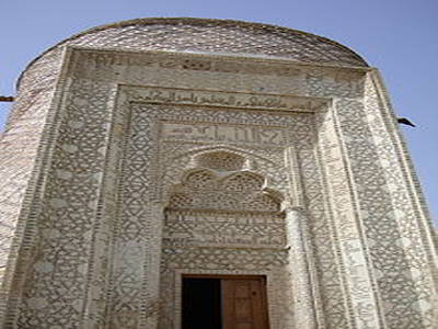 مقبره سه گنبد یادگاری از دوره سلجوقی 