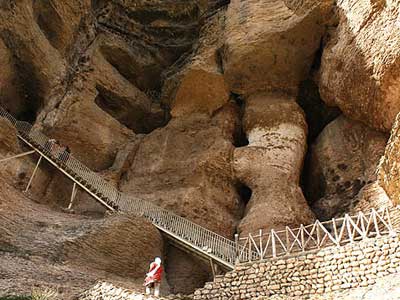 بزرگترین‌ غار دست‌کند ایران تنها دو نگهبان دارد// غارکرفتو در محاق یادگاری‌نویسی‌ها