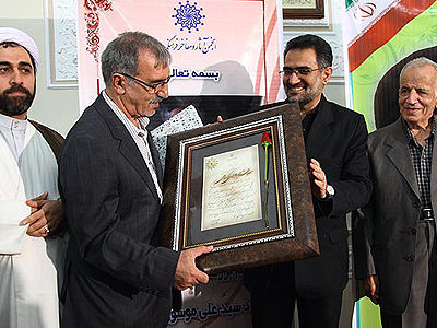 موسوی گرمارودی فردی متعهد به جامعه و انقلاب است