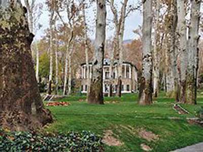 زندگی گونه های نادر گیاهی در باغ نیاوران