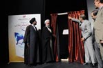 دکتر ولایتی و نماینده مقام معظم رهبری در حال رونمایی از کتاب نقش شیعه
