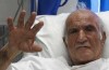 نویسنده بیمار باز هم تنها در خانه رها شد
