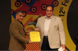 هندیها به مانی حقیقی جایزه دادند هندیها به مانی حقیقی جایزه دادند