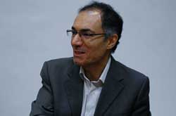 حسين پاينده «داستان‌هاي كوتاه جنگ» را بررسی می کند
