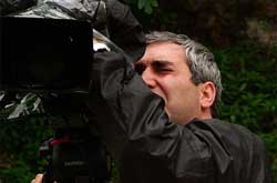 حاتمی‌کیا و گروهش در مناطق زلزله‌زده مدرسه می‌سازند