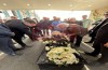 استقبال هنرمندان از پیکر آتیلا پسیانی در فرودگاه