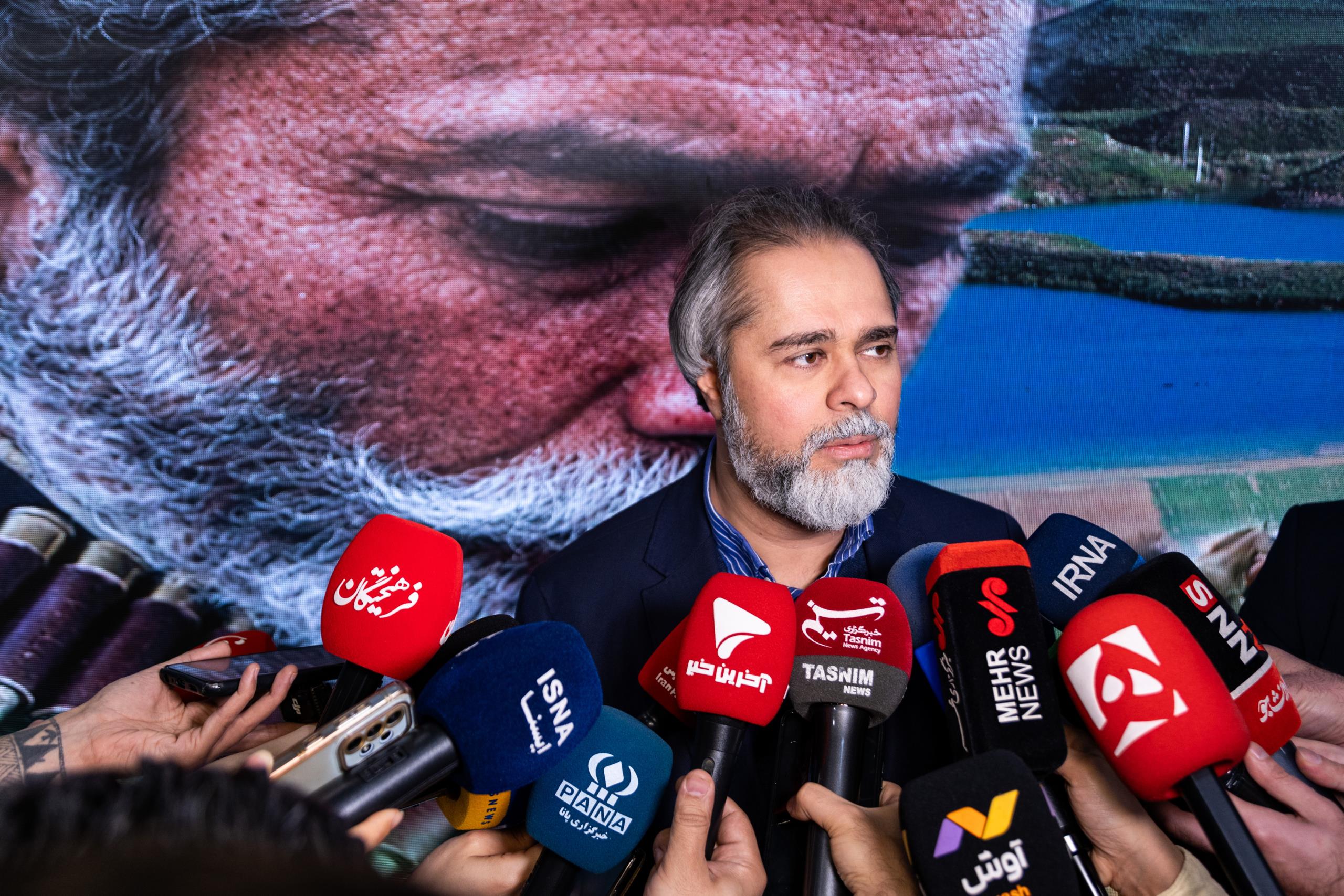 کمک کنیم فاصله‌های اجتماعی و حرفه‌ای کاهش پیدا کند